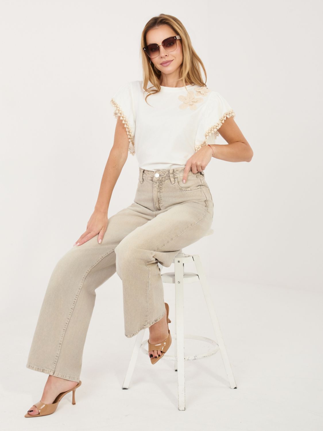 Bílá halenka s aplikací