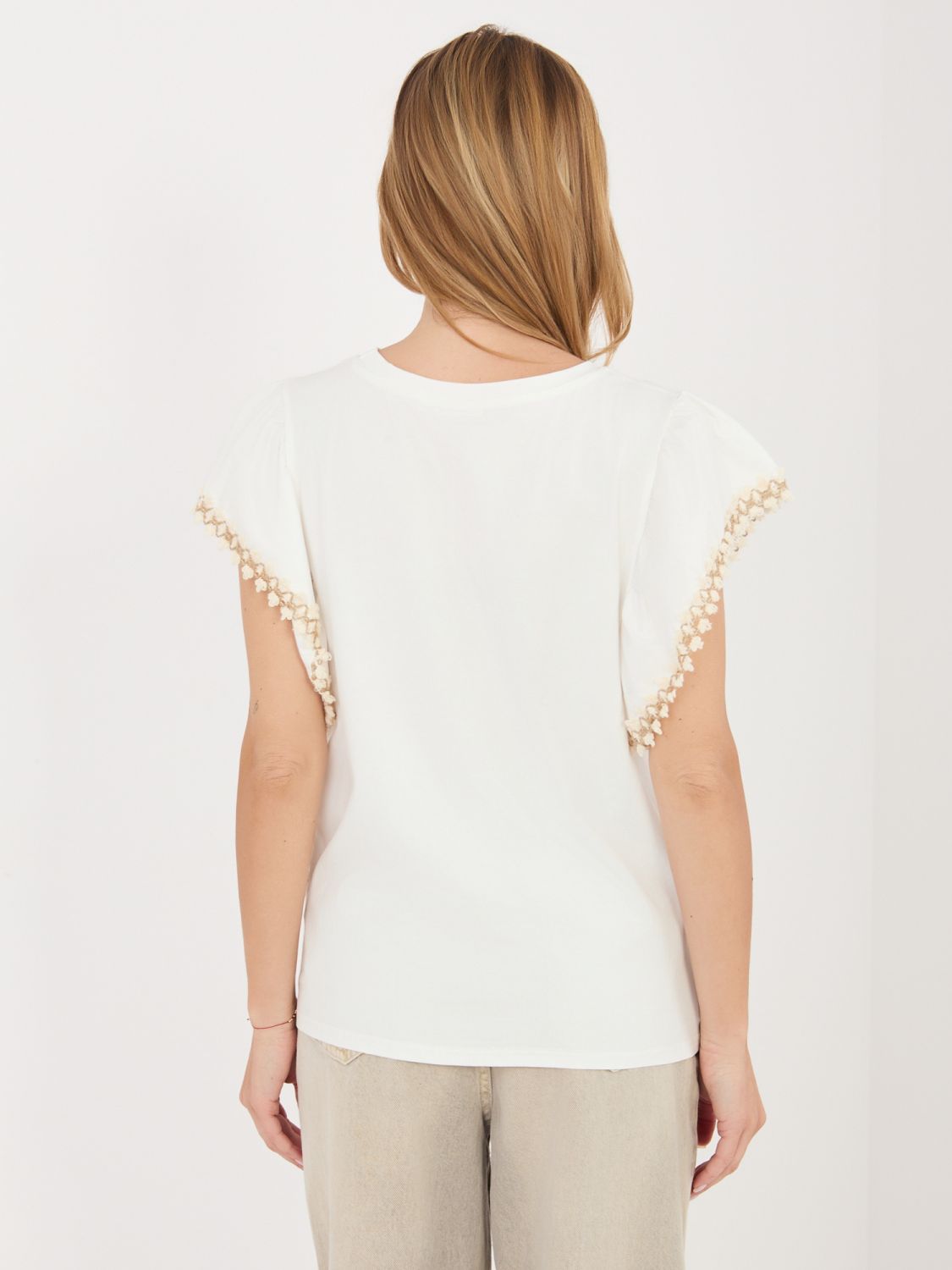 Bílá halenka s aplikací