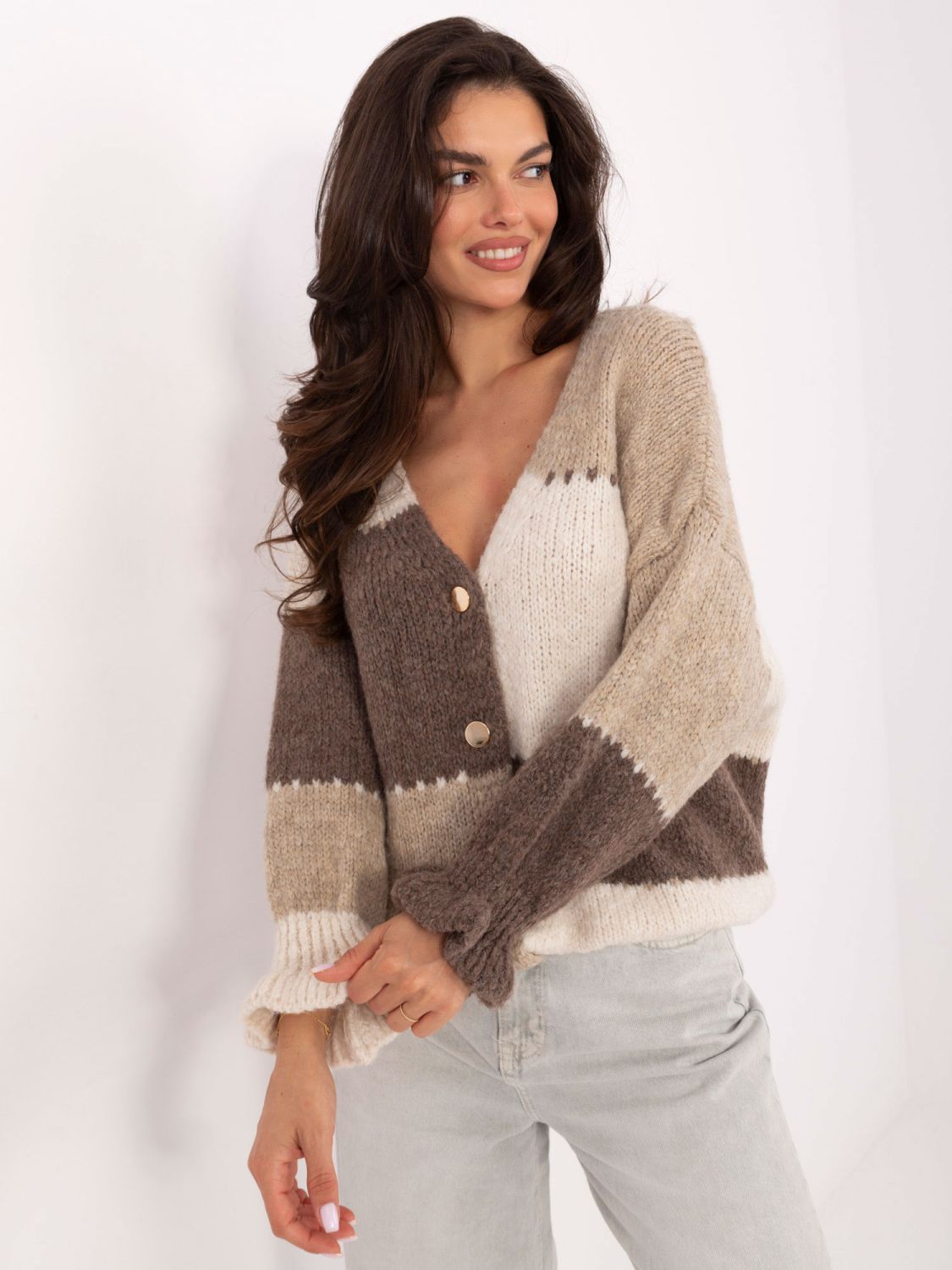 Béžový pruhovaný svetr s volánem a výstřihem do V