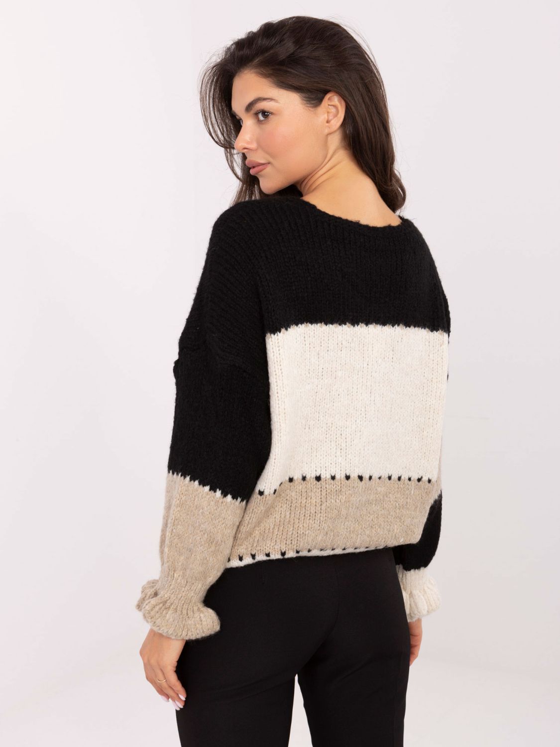 Černo-béžový pruhovaný kardigan s volánem a výstřihem do V