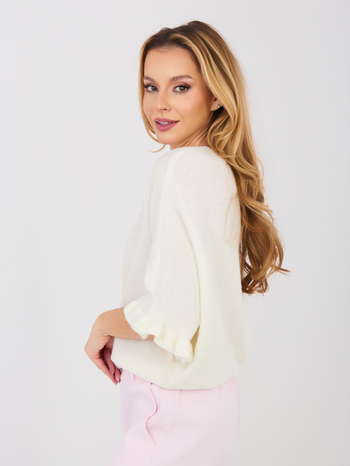 Ecru svetr s 3/4 rukávy a volánem