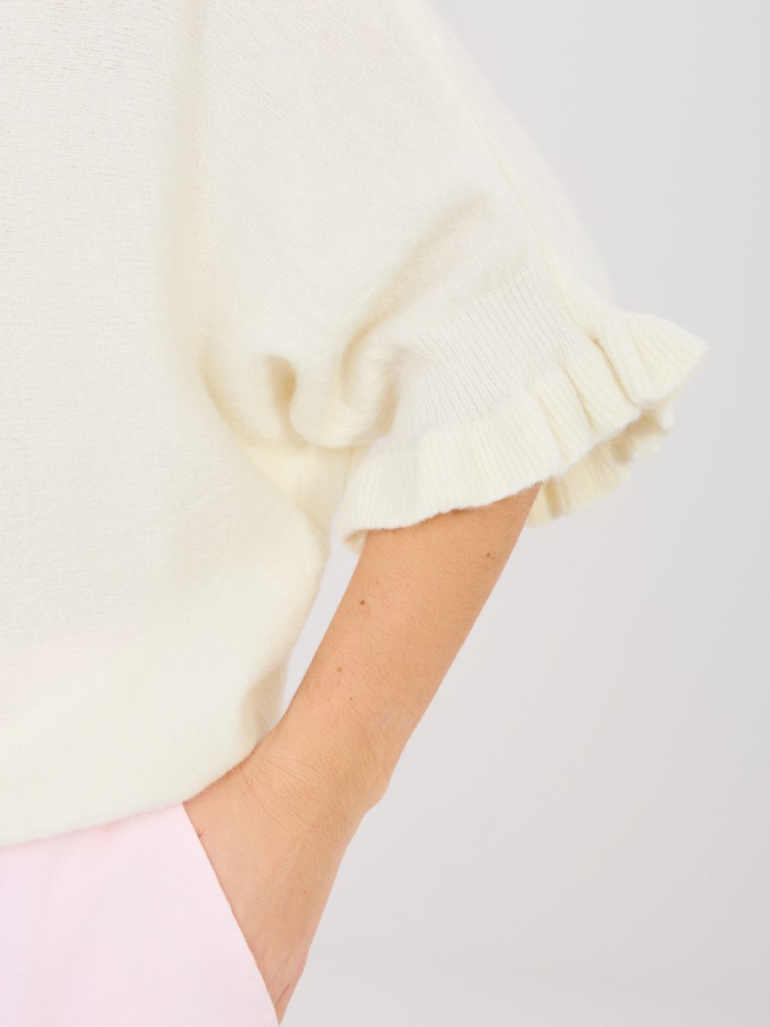 Ecru svetr s 3/4 rukávy a volánem