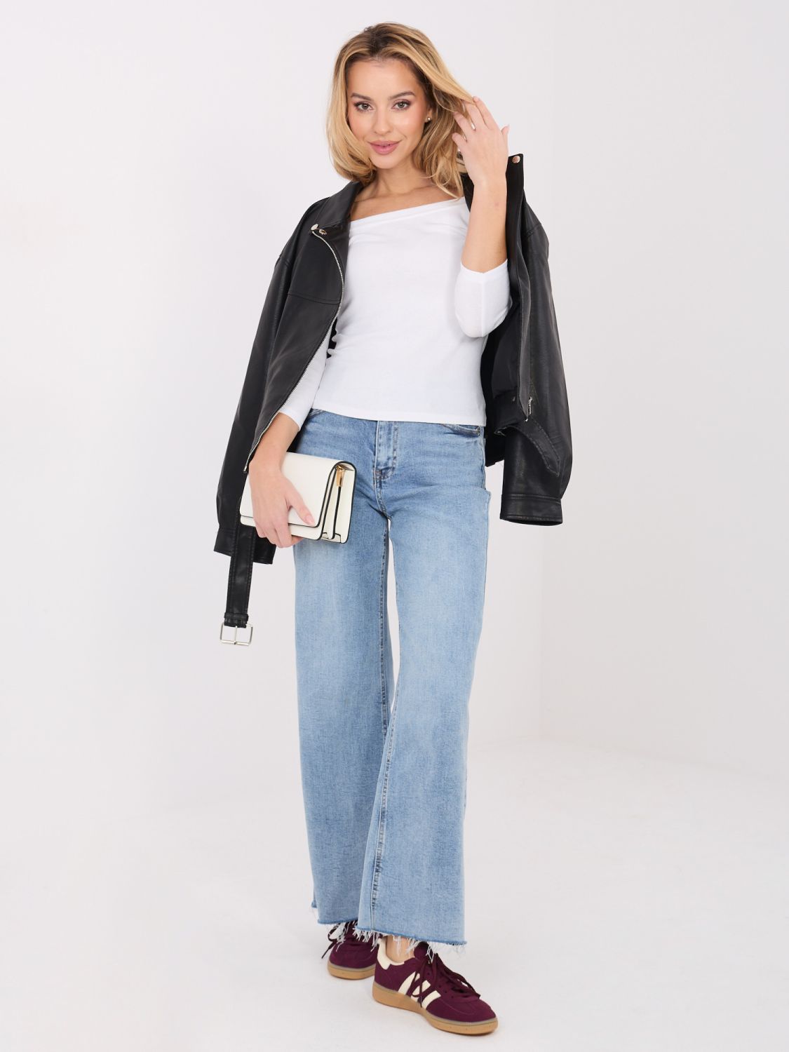 Bílá bavlněná halenka s odhalenými rameny