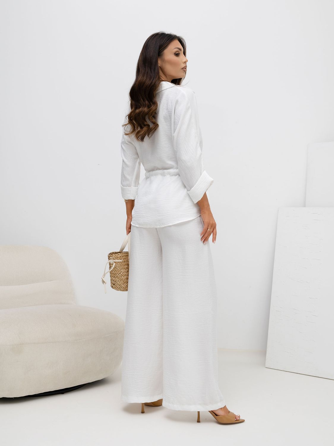 Elegantní komplet košile a kalhoty v bílé barvě