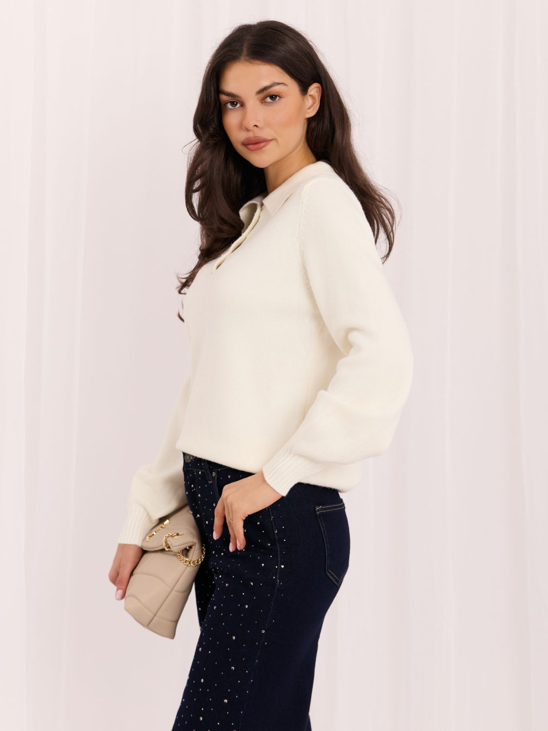 Elegantní ecru svetr s límečkem a knoflíky