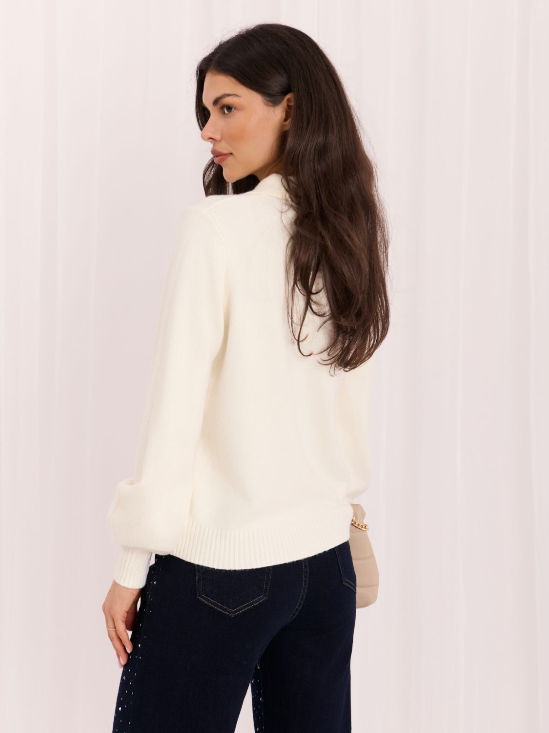 Elegantní ecru svetr s límečkem a knoflíky