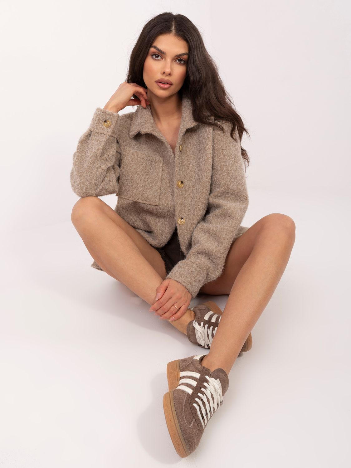 Tmavě béžová přechodná bunda s límečkem a kapsami