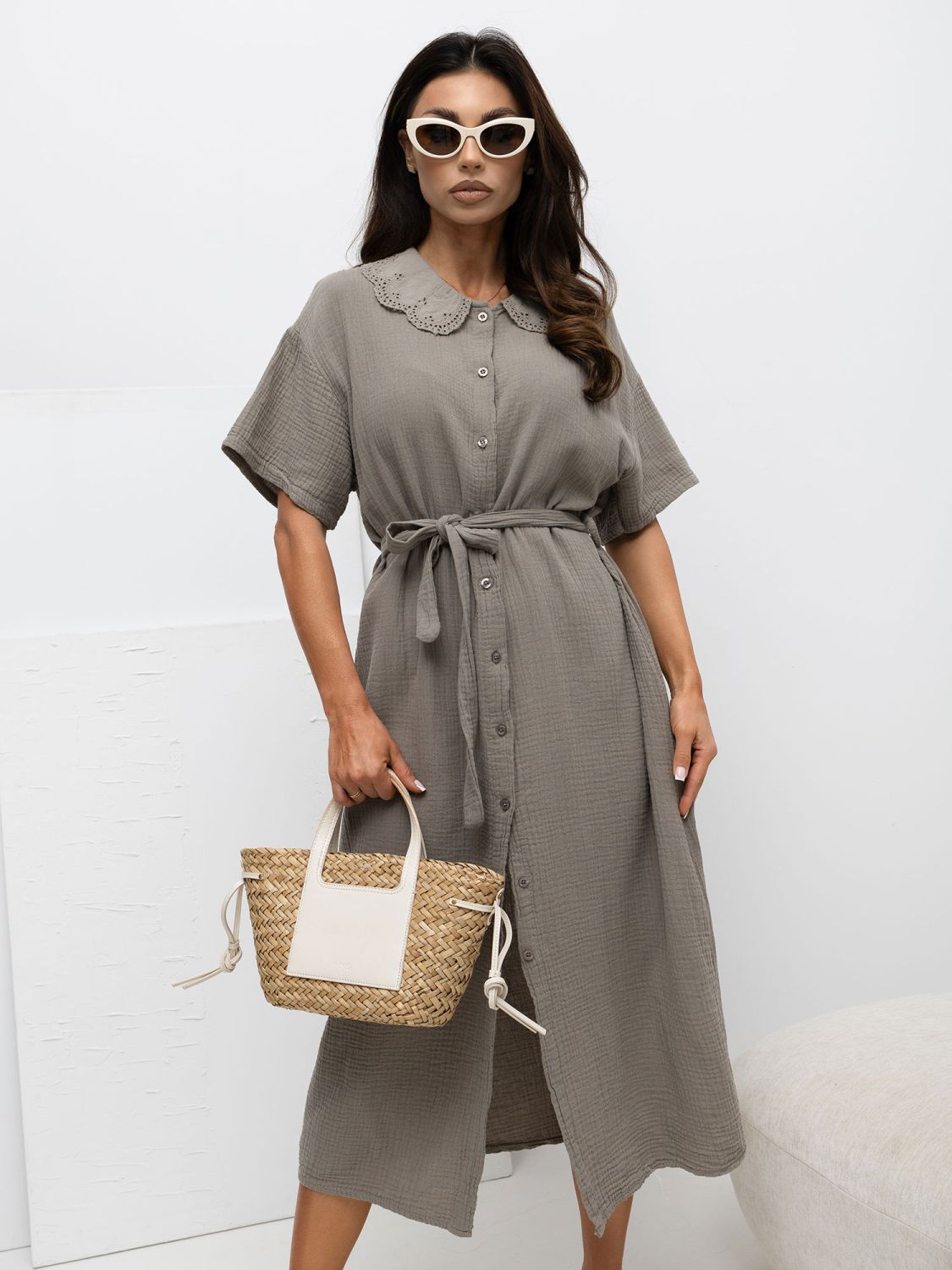 Tmavě béžové rozšířené midi šaty s páskem a kapsami