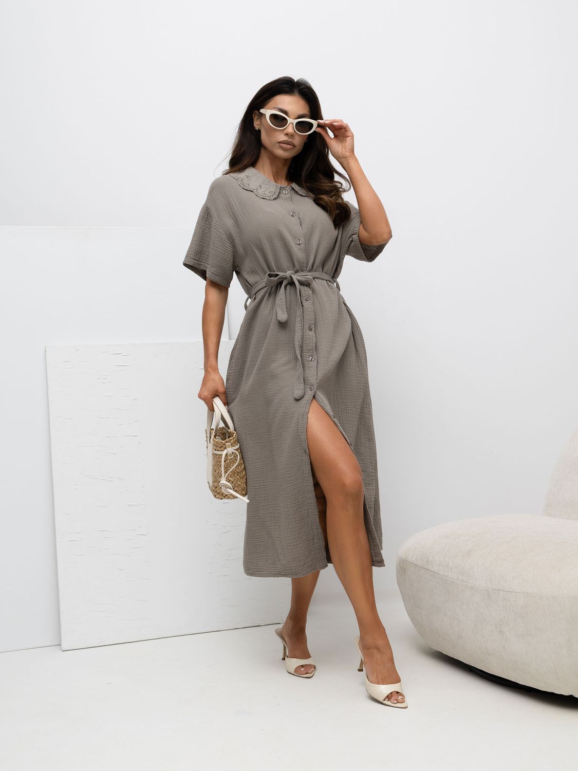 Tmavě béžové rozšířené midi šaty s páskem a kapsami