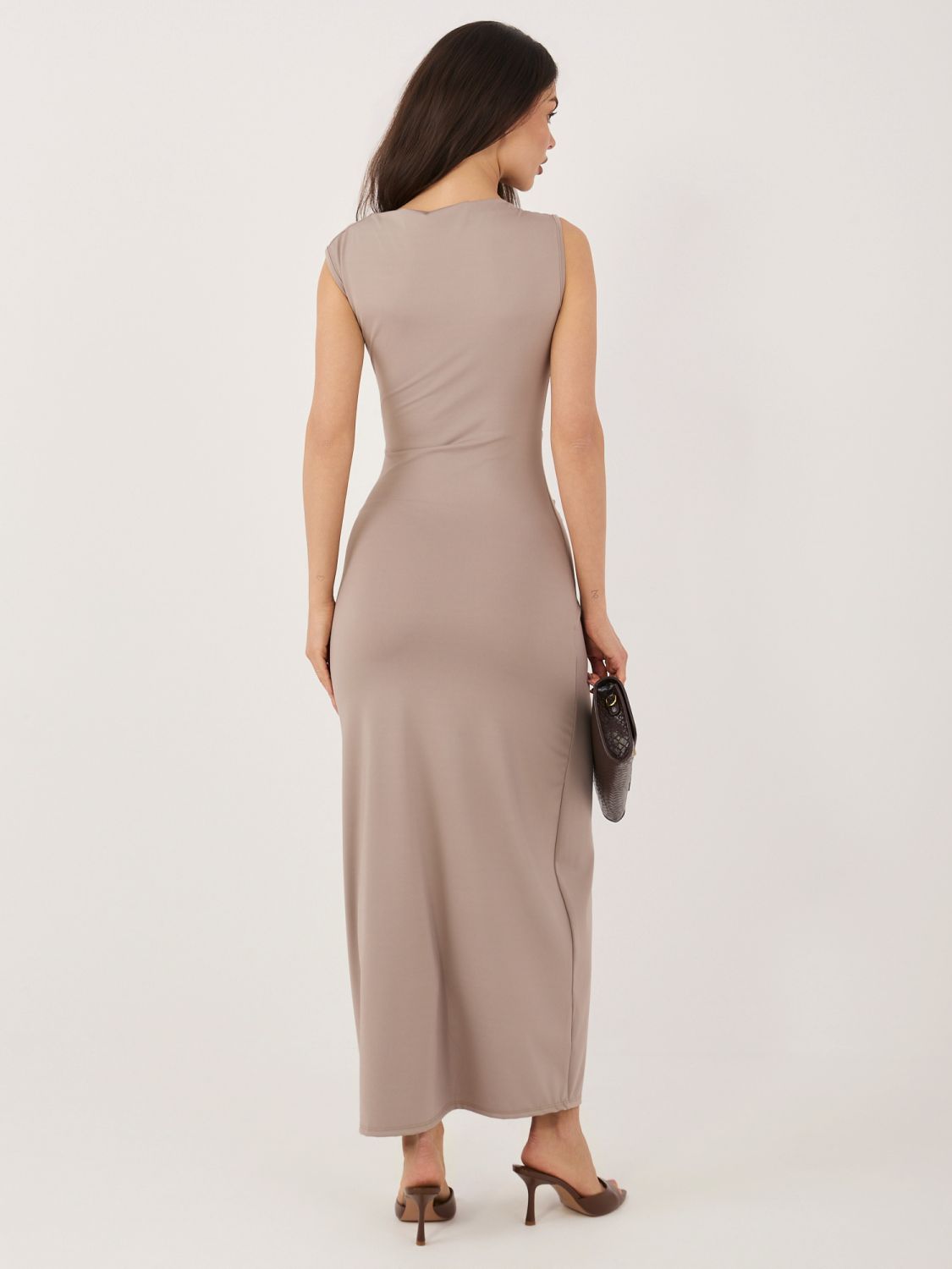 Elegantní tmavě béžové midi šaty s vodopádovým výstřihem
