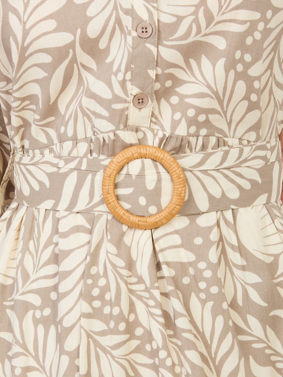 Béžové šaty s páskem a volánem