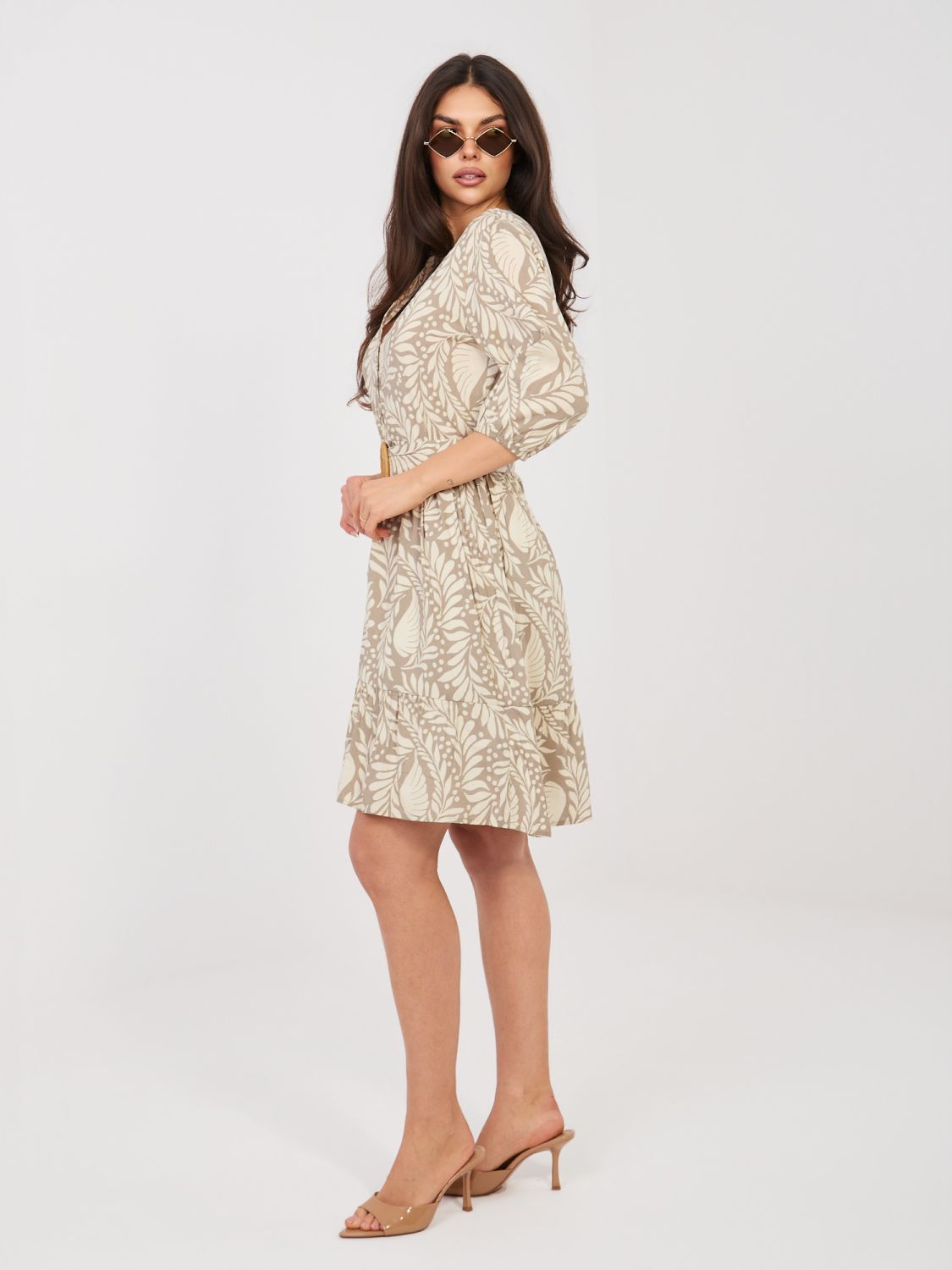 Béžové šaty s páskem a volánem