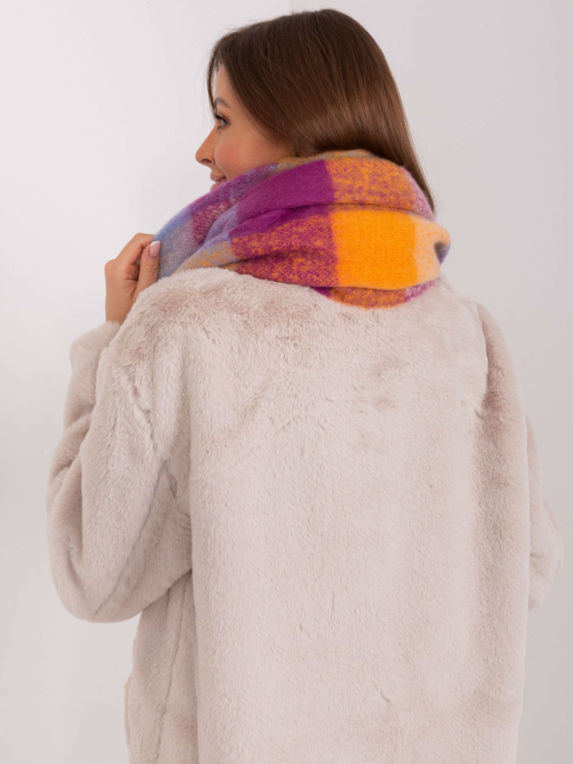 Fialová šála s třásněmi