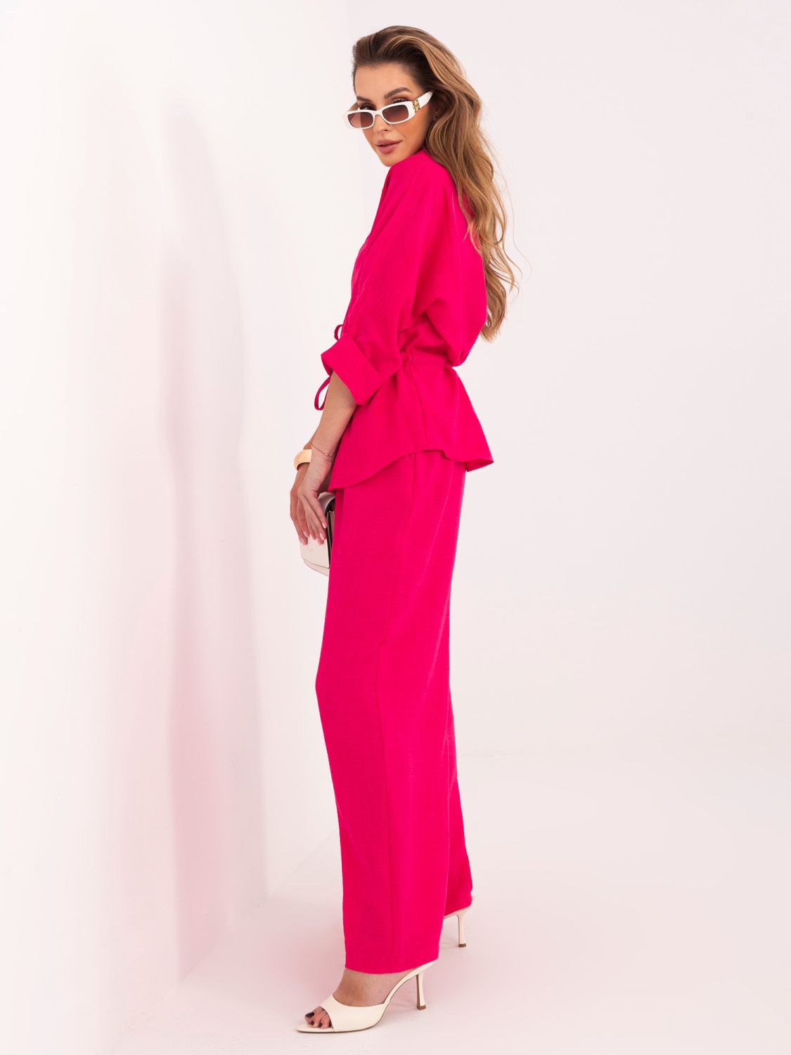Elegantní růžová souprava s košilí a širokými kalhotami