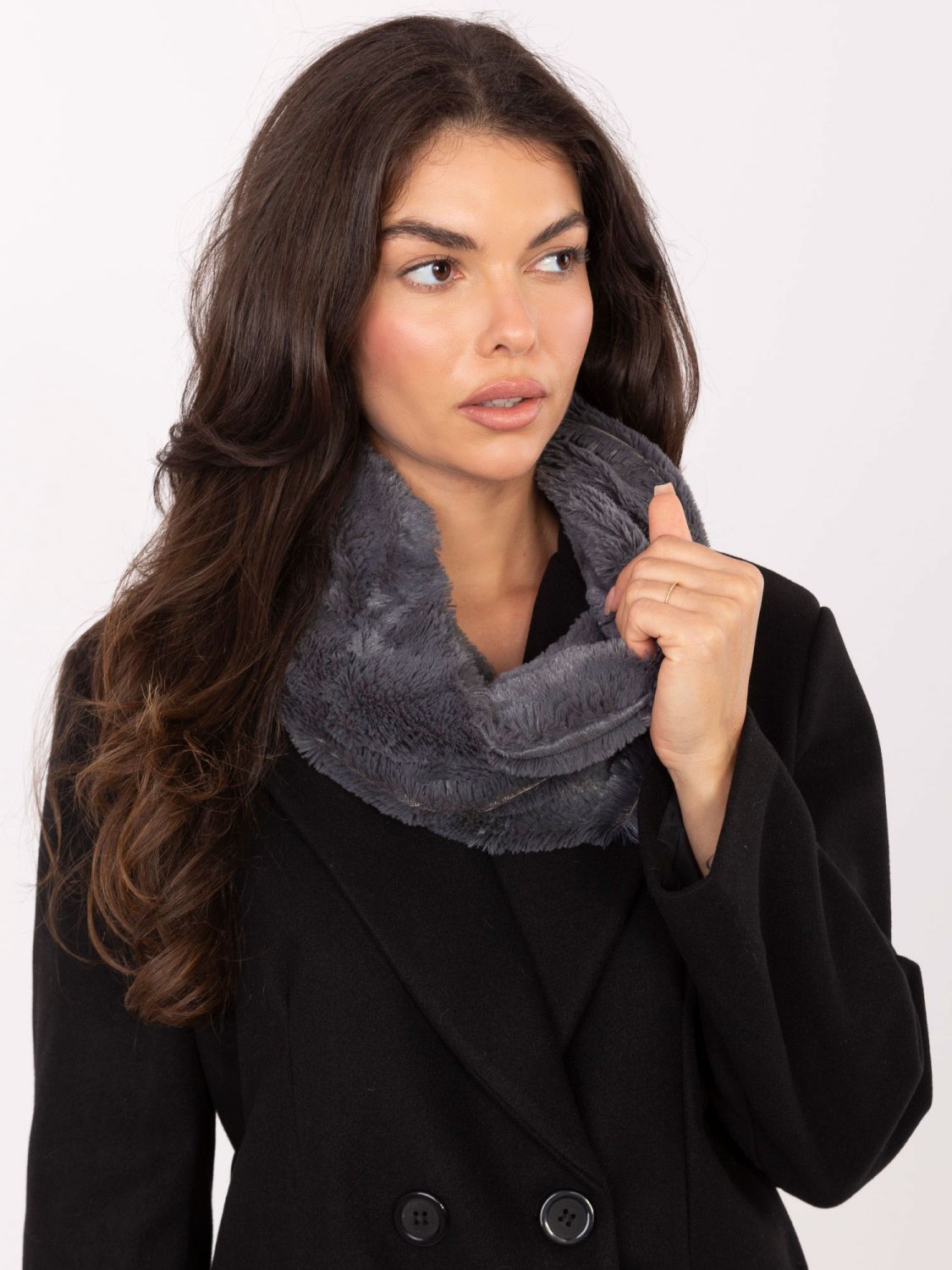 Šedý hladký nákrčník