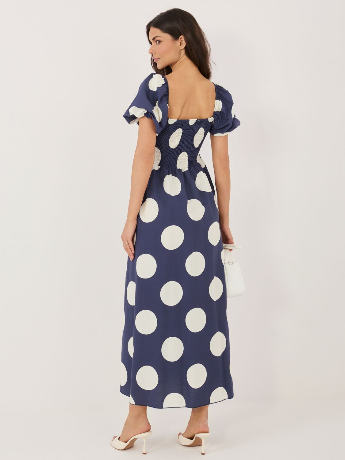 Maxi šaty s puntíky a odhalenými rameny