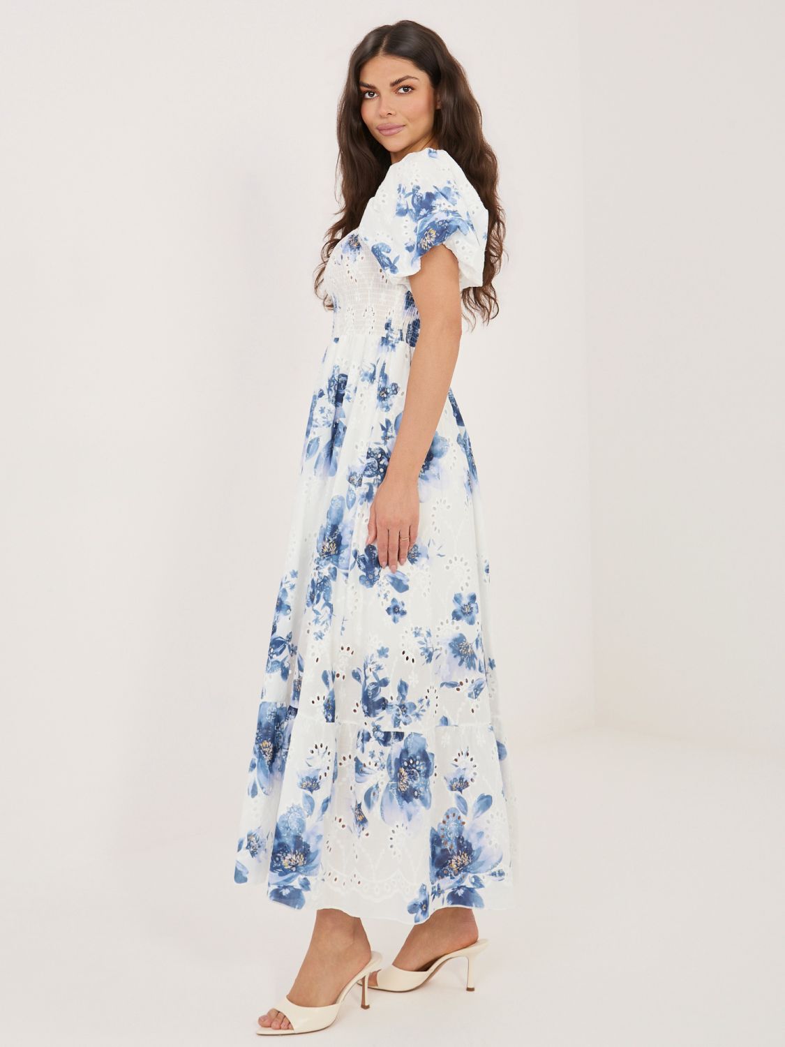 Modré midi šaty s květinovým vzorem