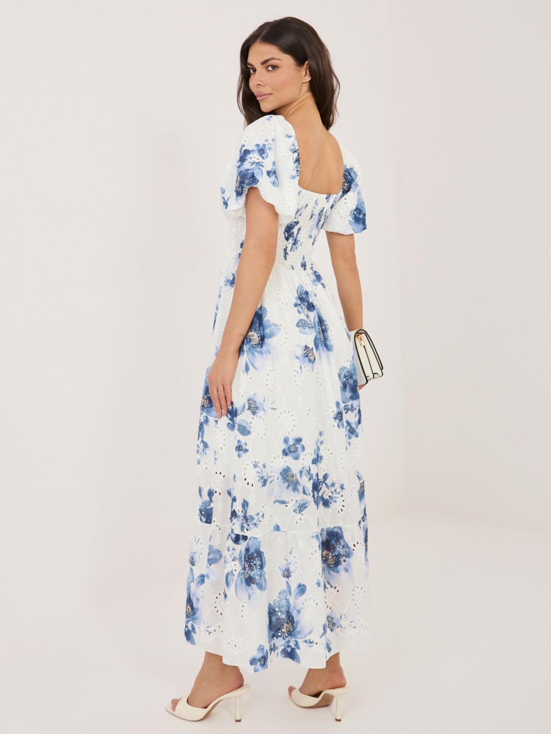 Modré midi šaty s květinovým vzorem