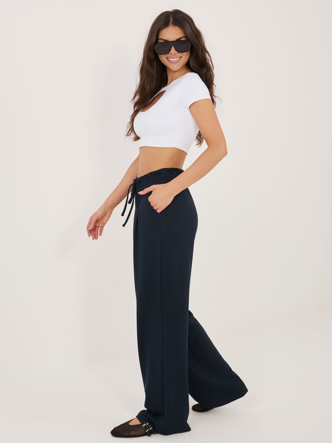 Tmavě modré kalhoty s proužky a vysokým pasem