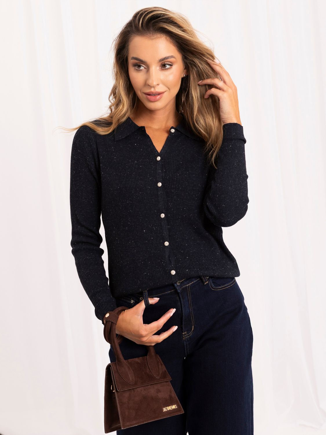Elegantní tmavě modrý polo svetr s límečkem