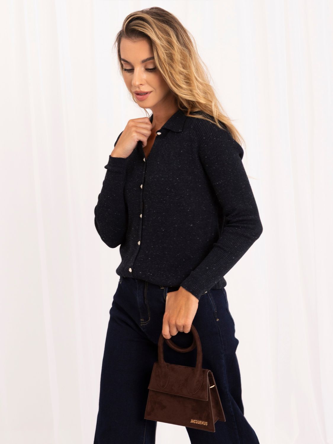 Elegantní tmavě modrý polo svetr s límečkem
