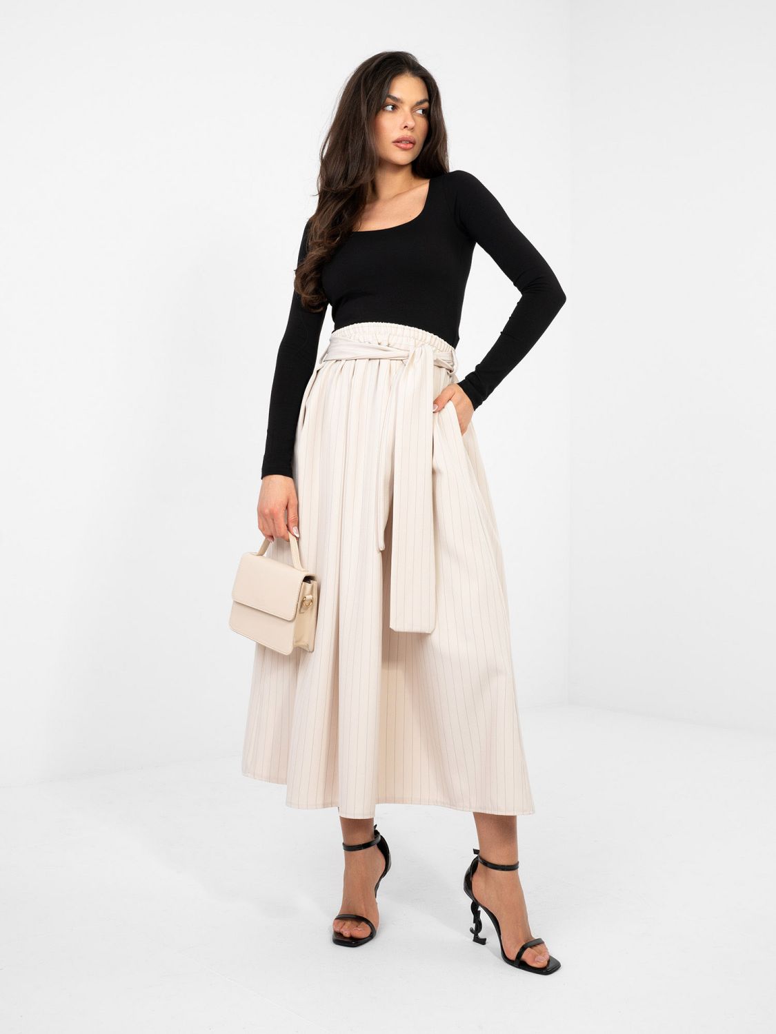 Béžová elegantní midi sukně s proužky a páskem