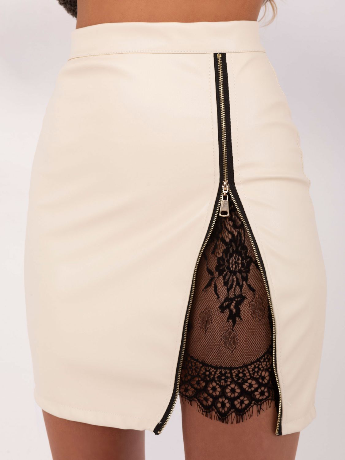 Béžová mini sukně z eko kůže s krajkou