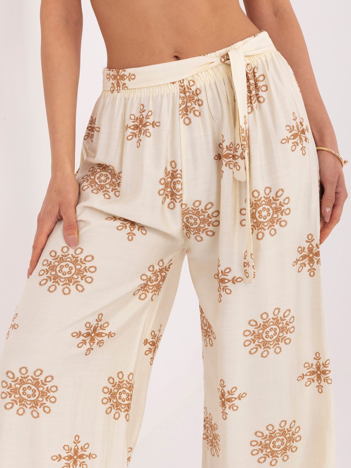 Široké palazzo kalhoty s páskem v hnědé barvě