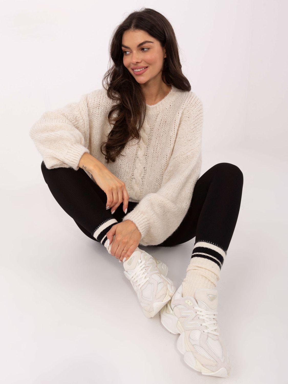 Béžový svetr s kulatým výstřihem a texturovaným vzorem