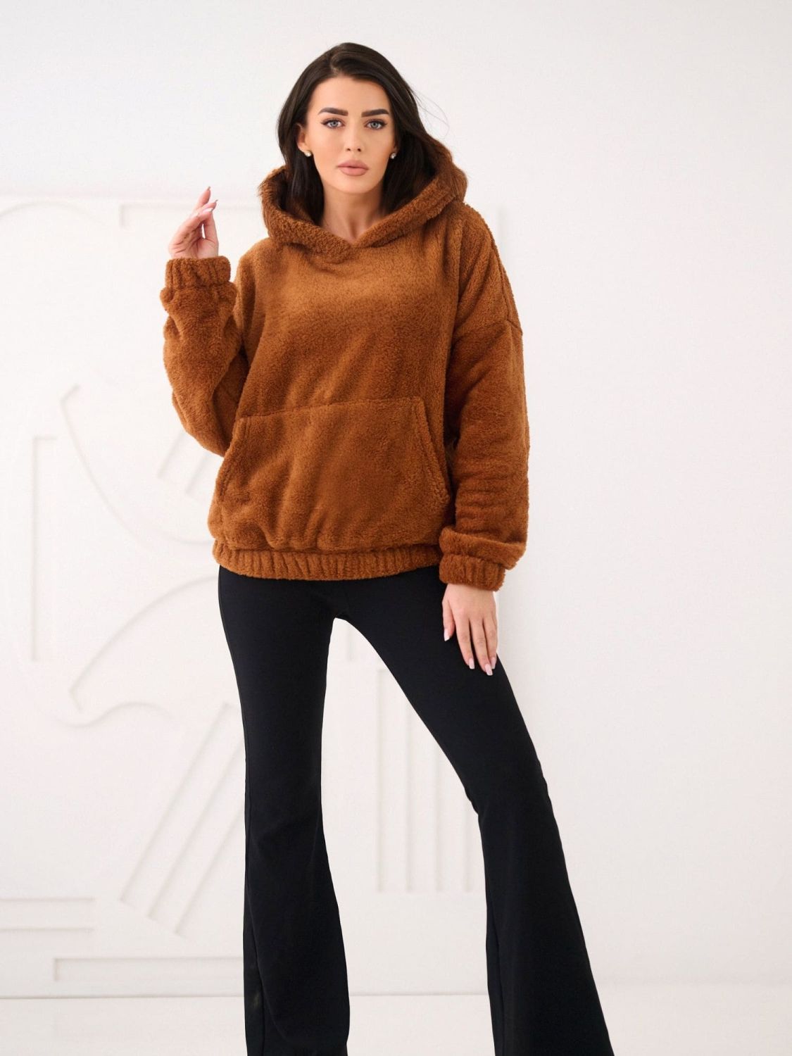 Béžová mikina s kapucí a kapsou