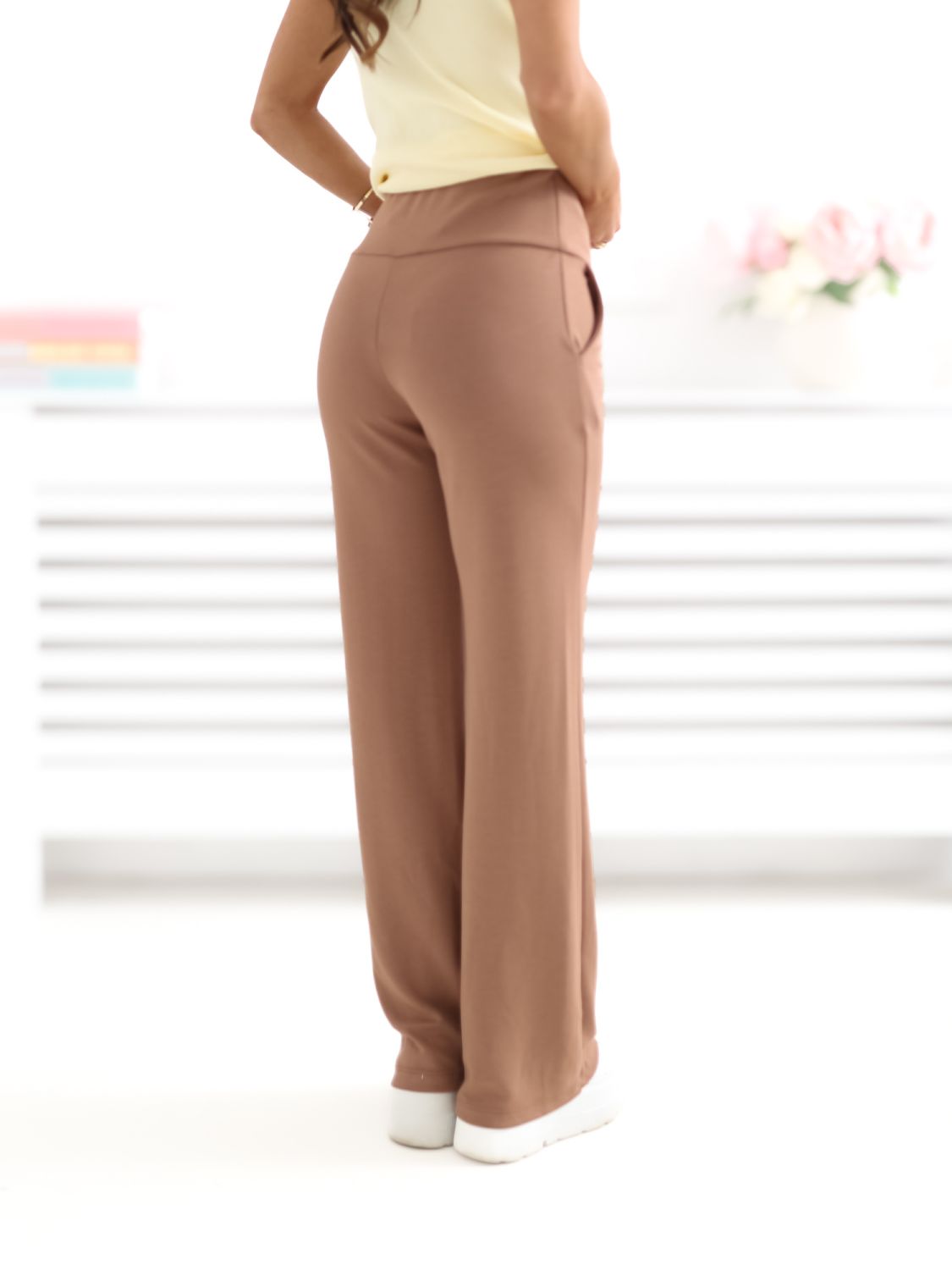 Béžové sportovní kalhoty s rovným střihem