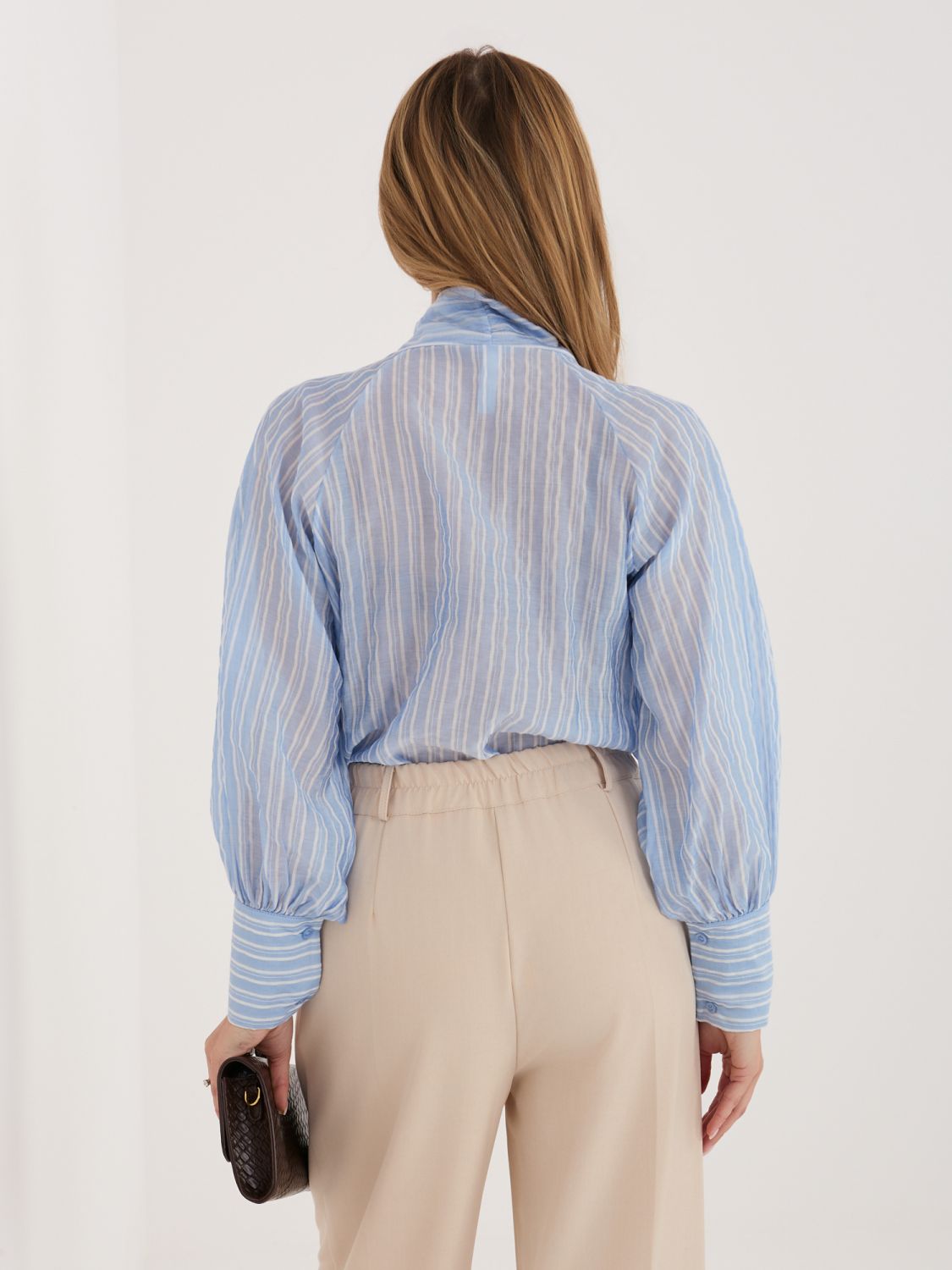Dámská modrá košile s proužky a vázáním