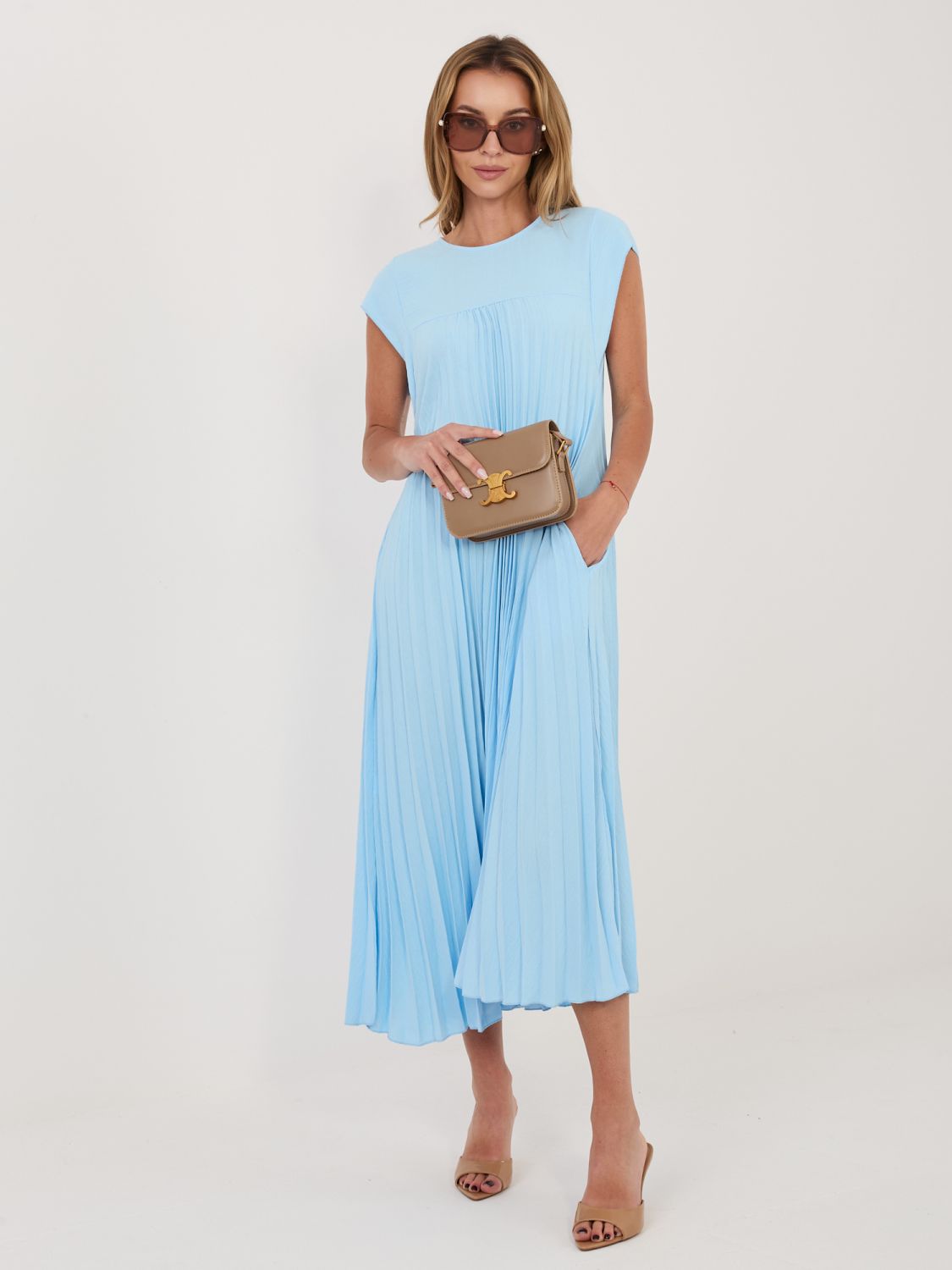 Světle modré midi koktejlové šaty s kapsami