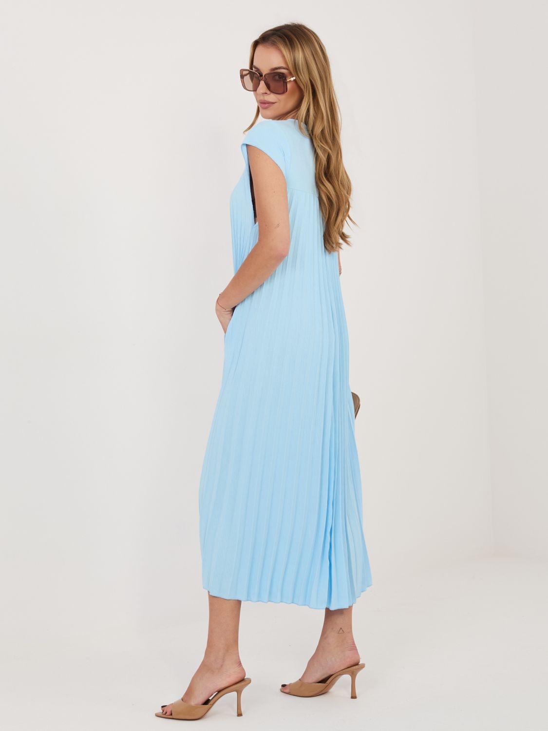 Světle modré midi koktejlové šaty s kapsami