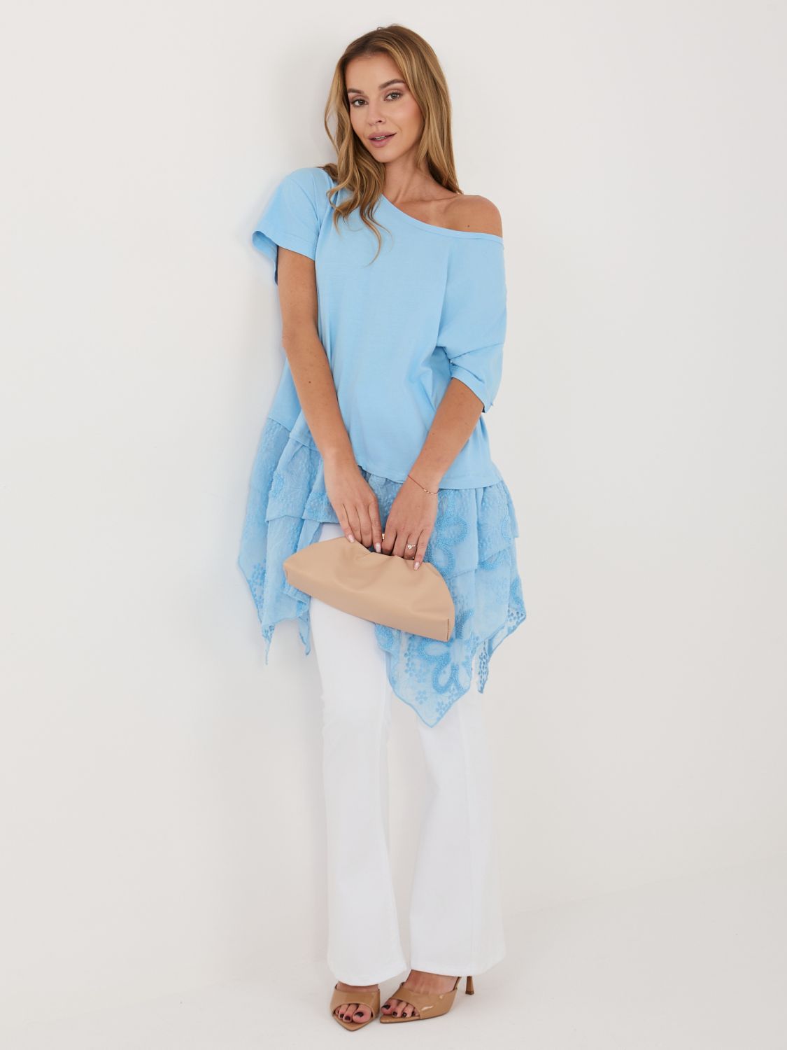 Světle modrá bavlněná halenka s volánem a výšivkou