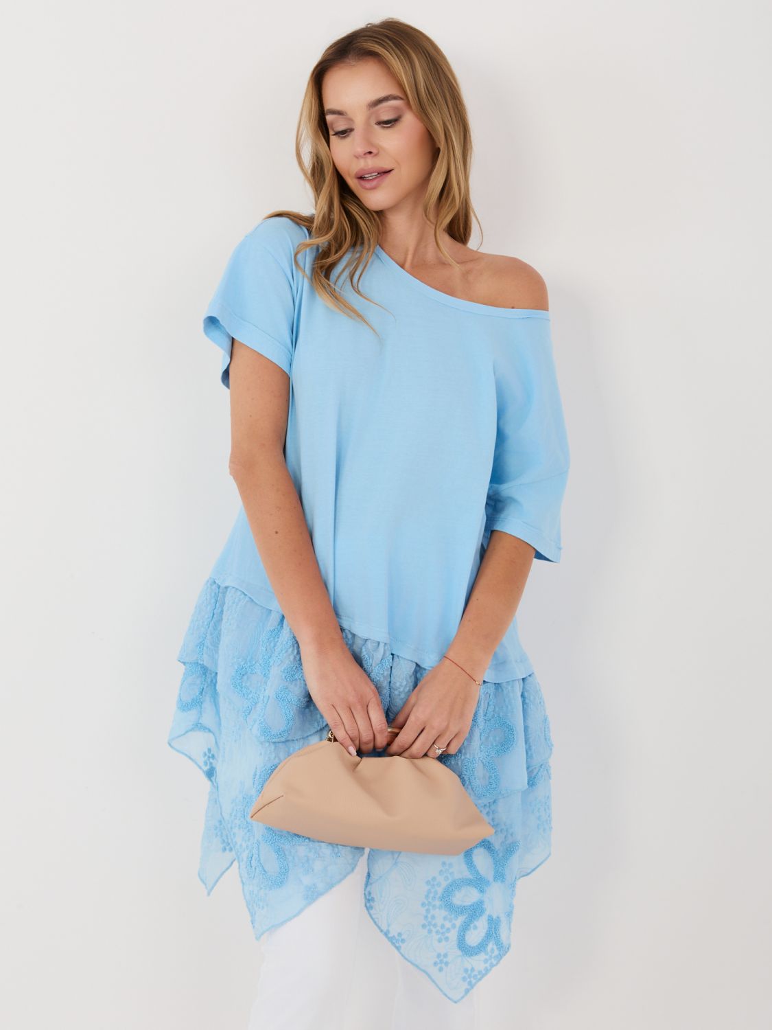 Světle modrá bavlněná halenka s volánem a výšivkou