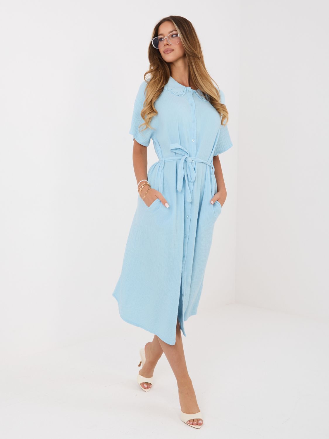 Světle modré rozšířené midi šaty s páskem