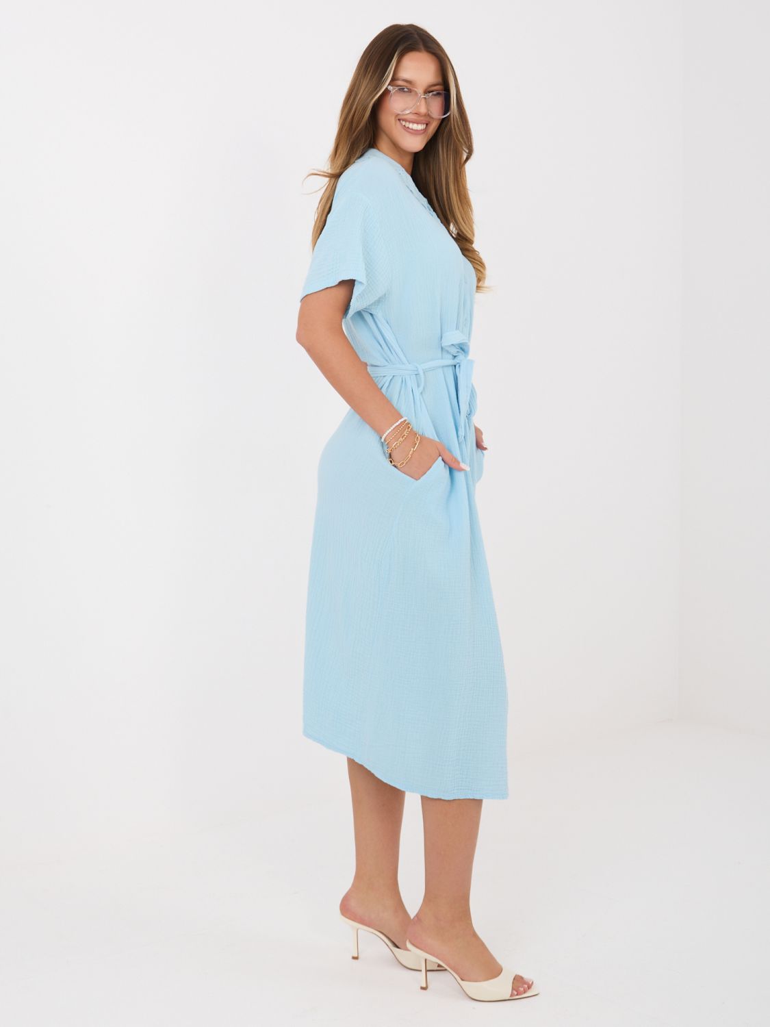 Světle modré rozšířené midi šaty s páskem