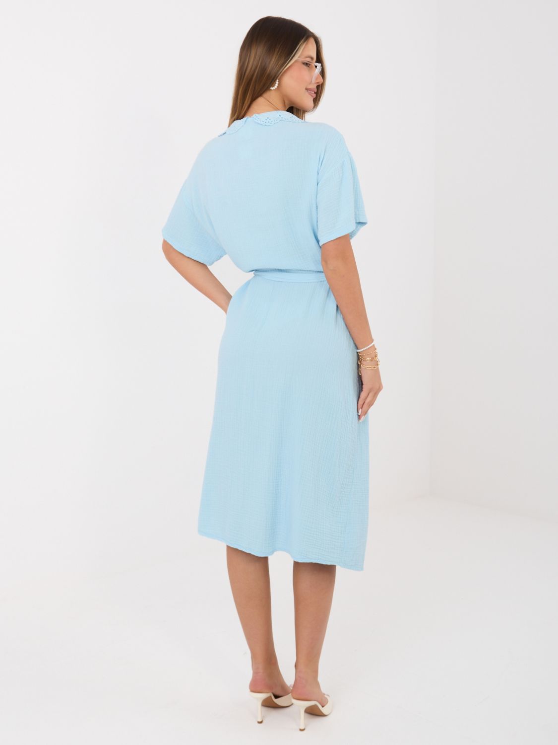 Světle modré rozšířené midi šaty s páskem