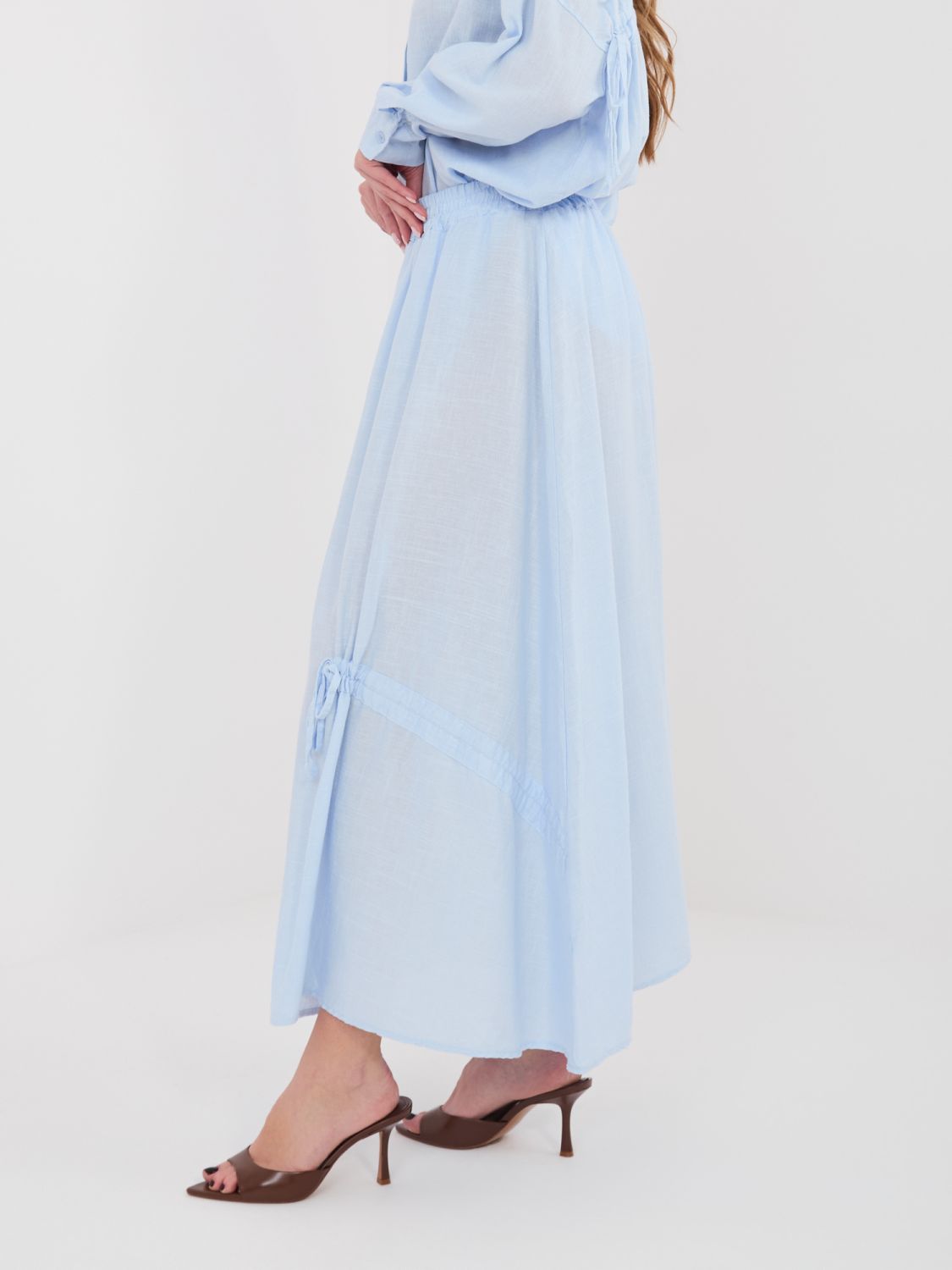 Světle modrá midi sukně s vázáním