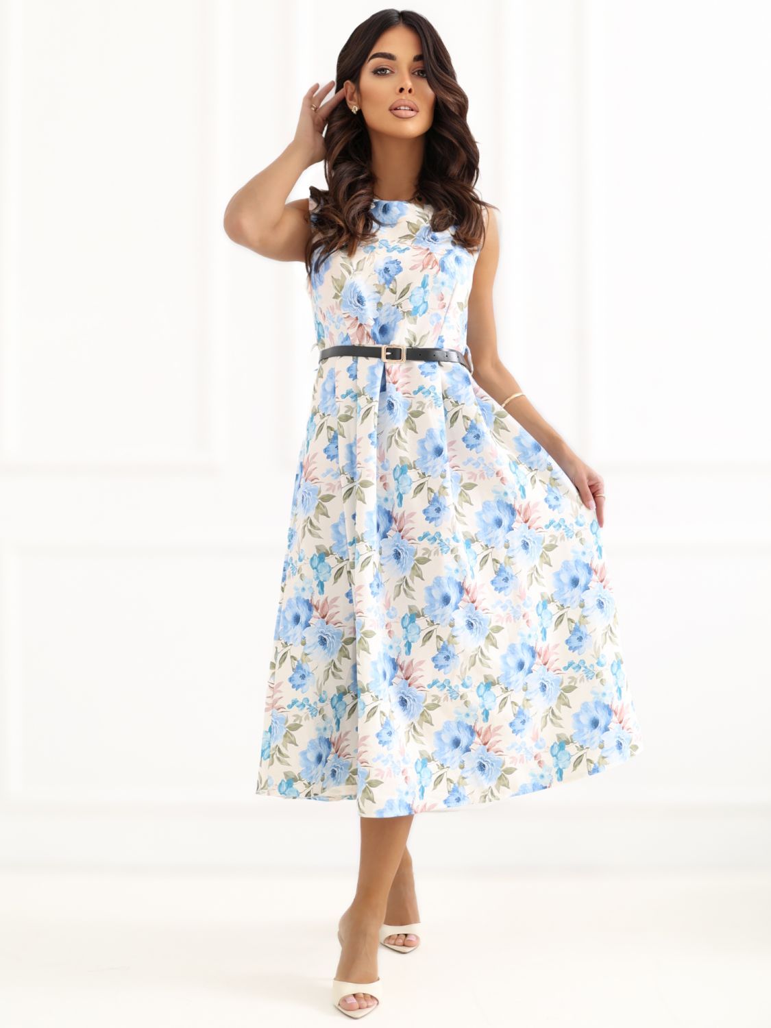 Světle modré rozšířené midi šaty s páskem