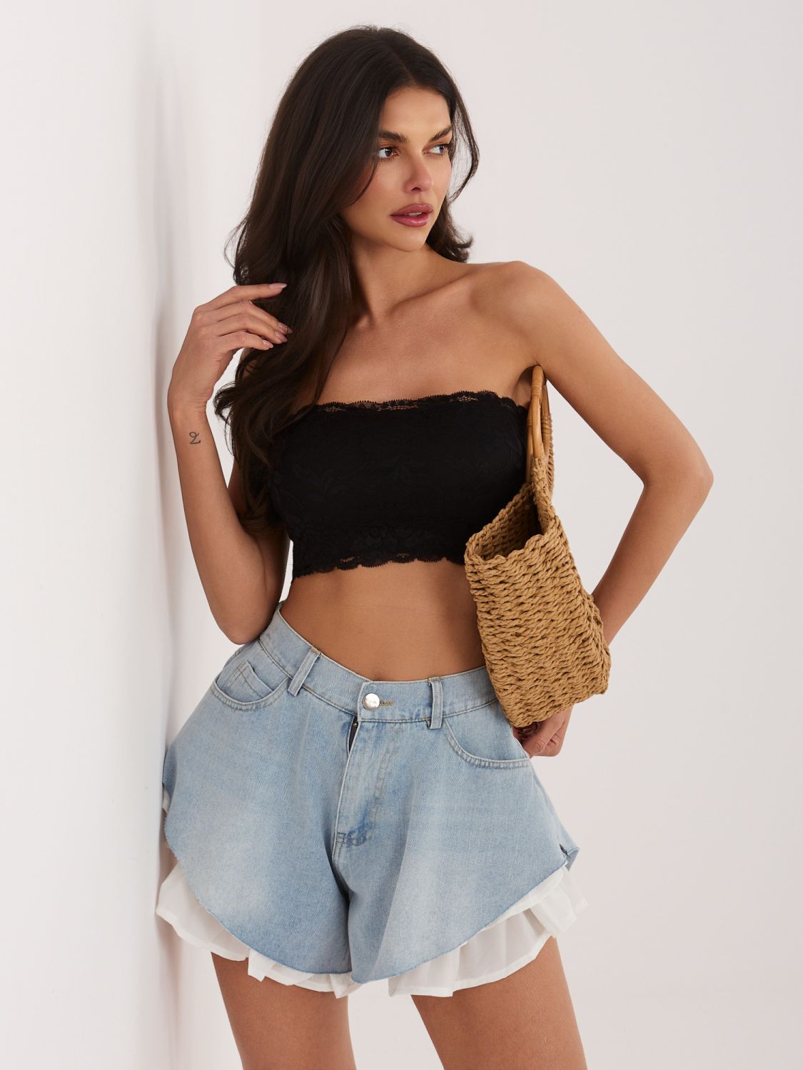 Dámské krátké džínové šortky s volánem a podšívkou