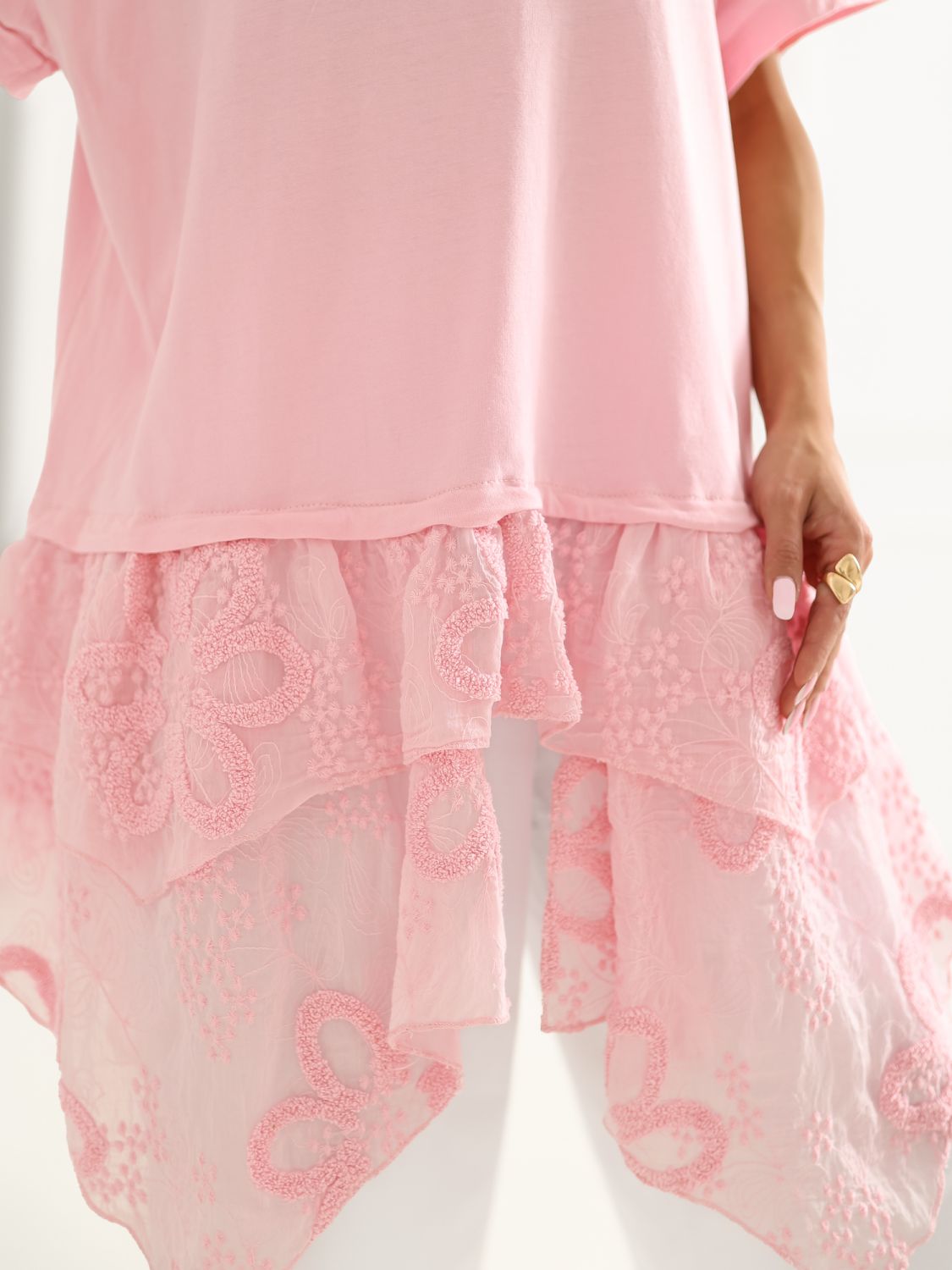 Růžová bavlněná halenka s volánem a výšivkou