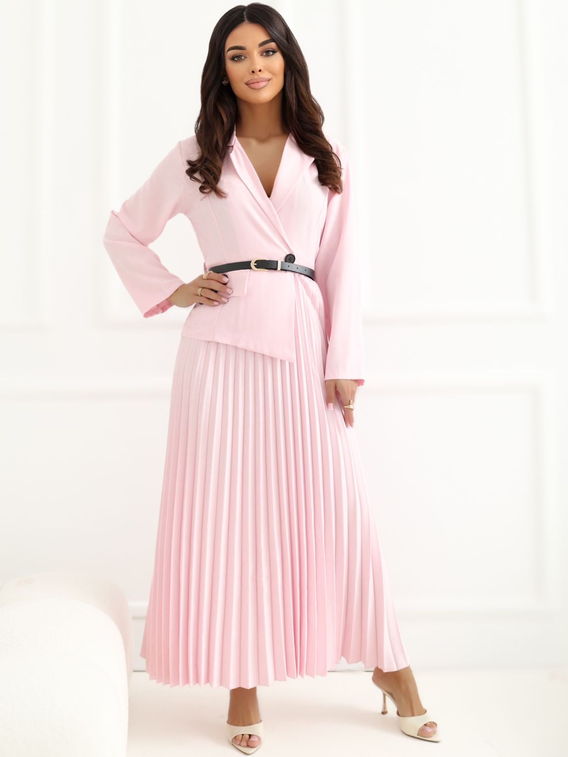 Elegantní rozšířené midi šaty s páskem a límečkem, růžové