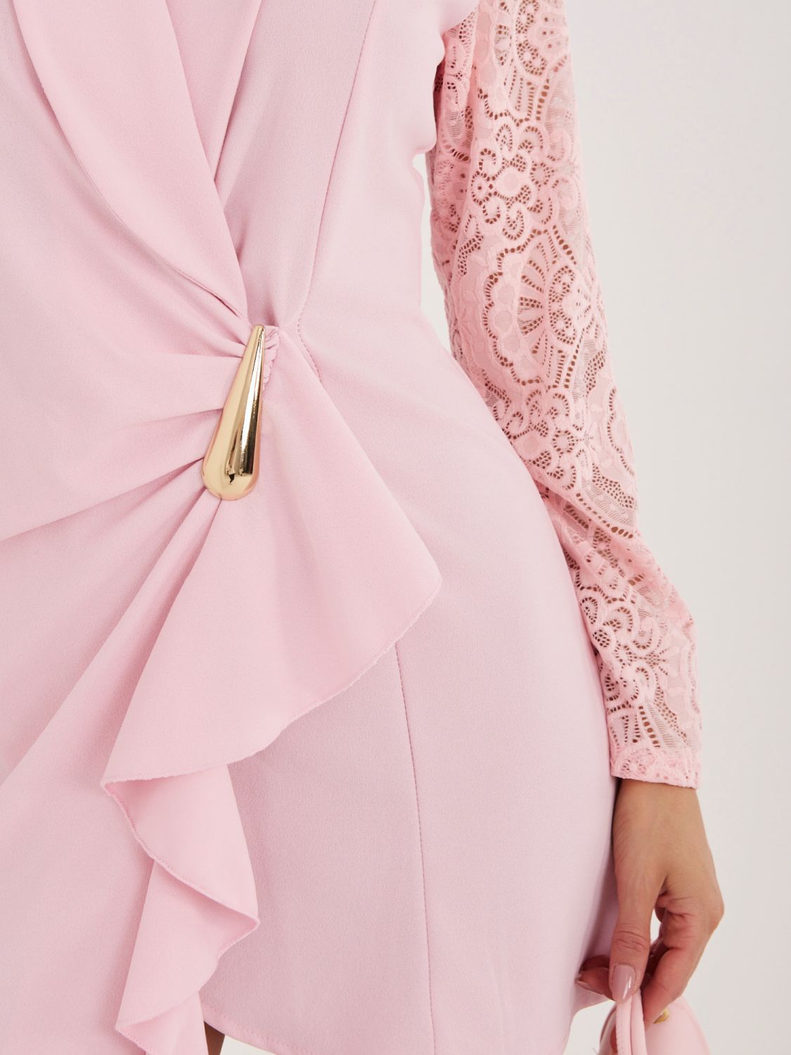 Světle růžové elegantní mini šaty s krajkou a volánem