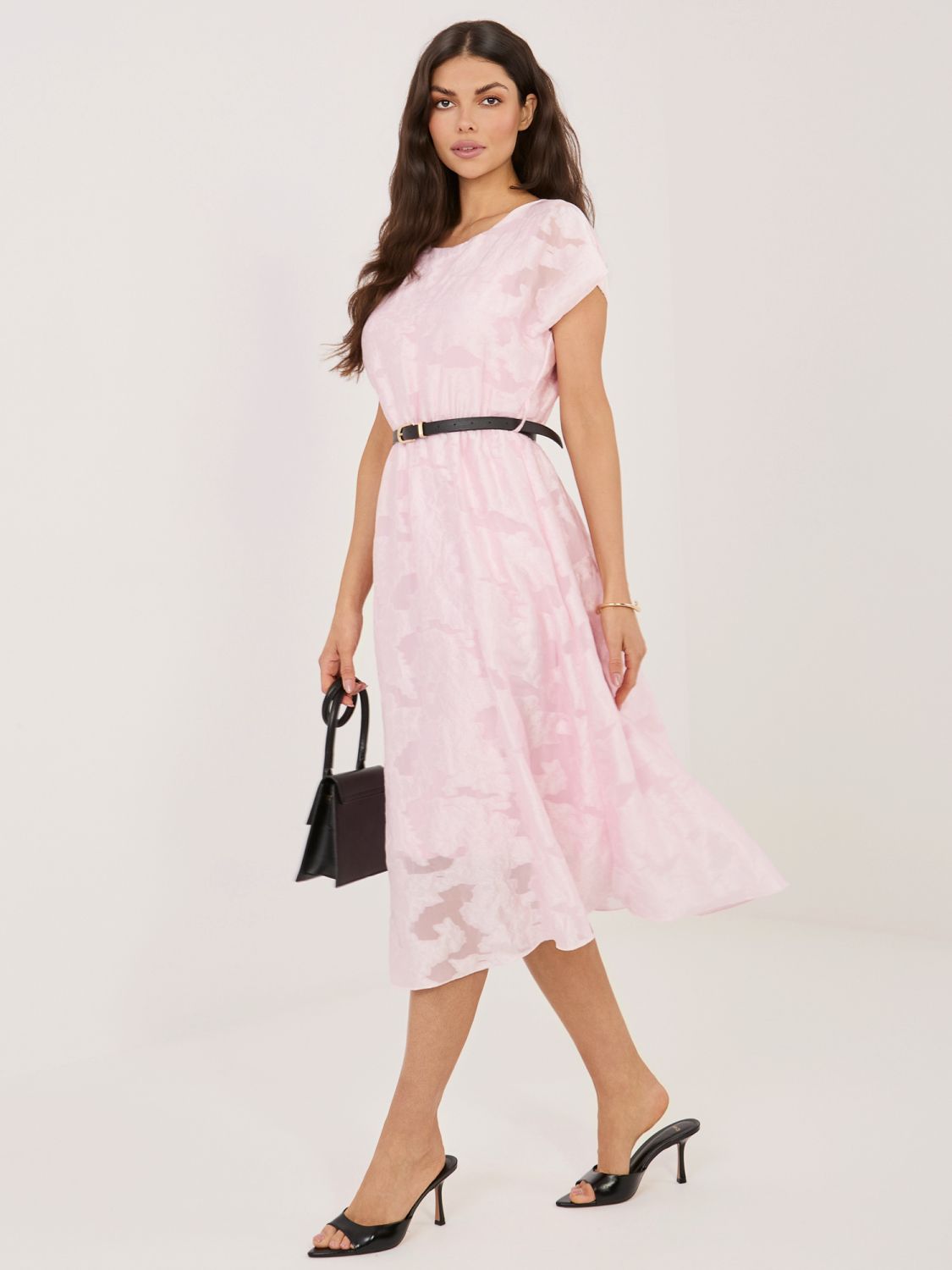 Světle růžové rozšířené midi šaty s páskem
