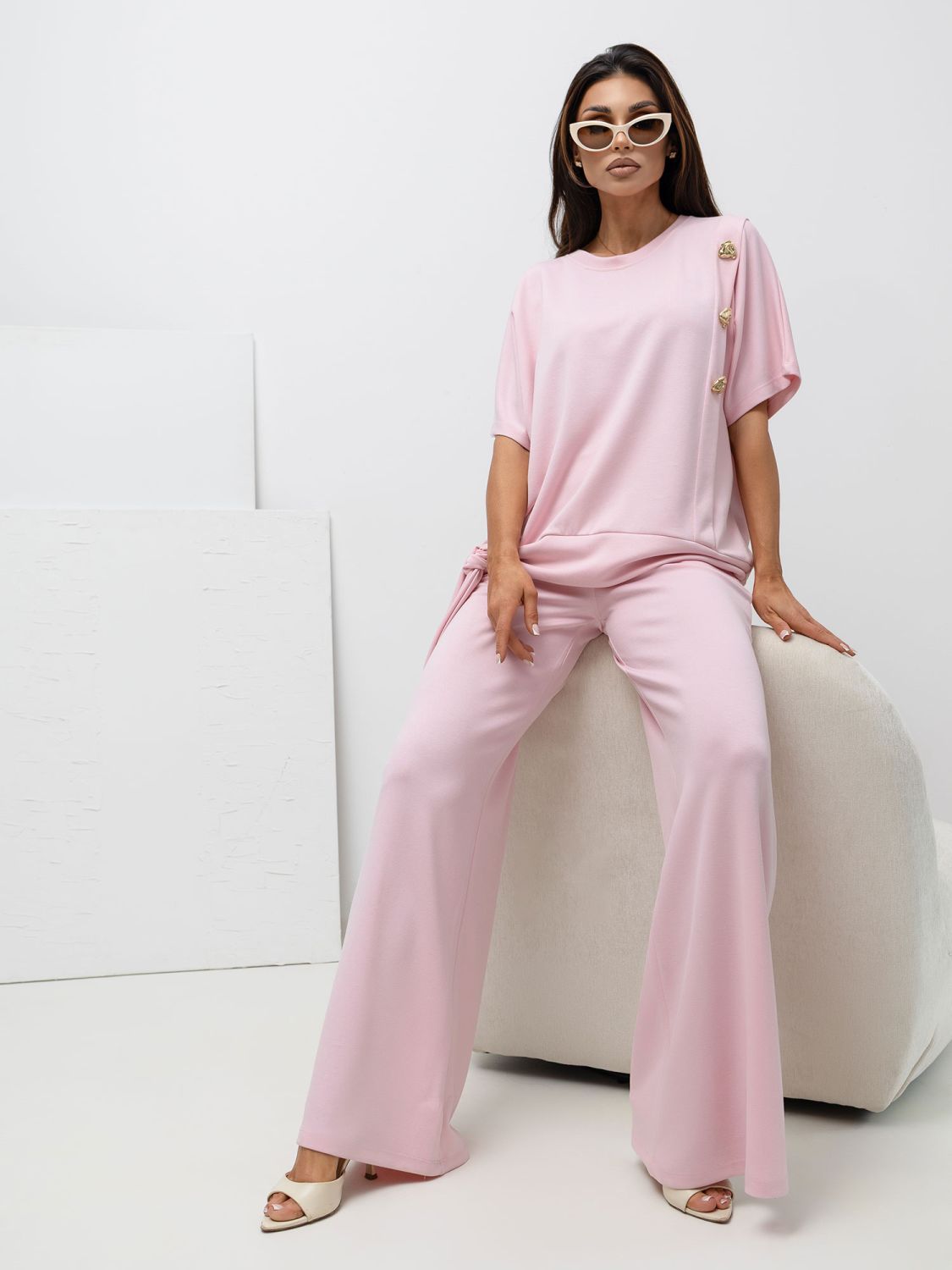 Světle růžová souprava halenky a kalhot