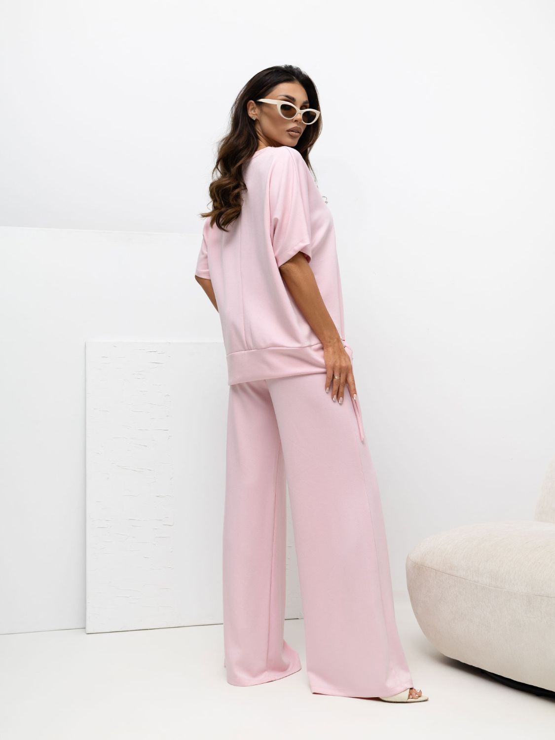 Světle růžová souprava halenky a kalhot