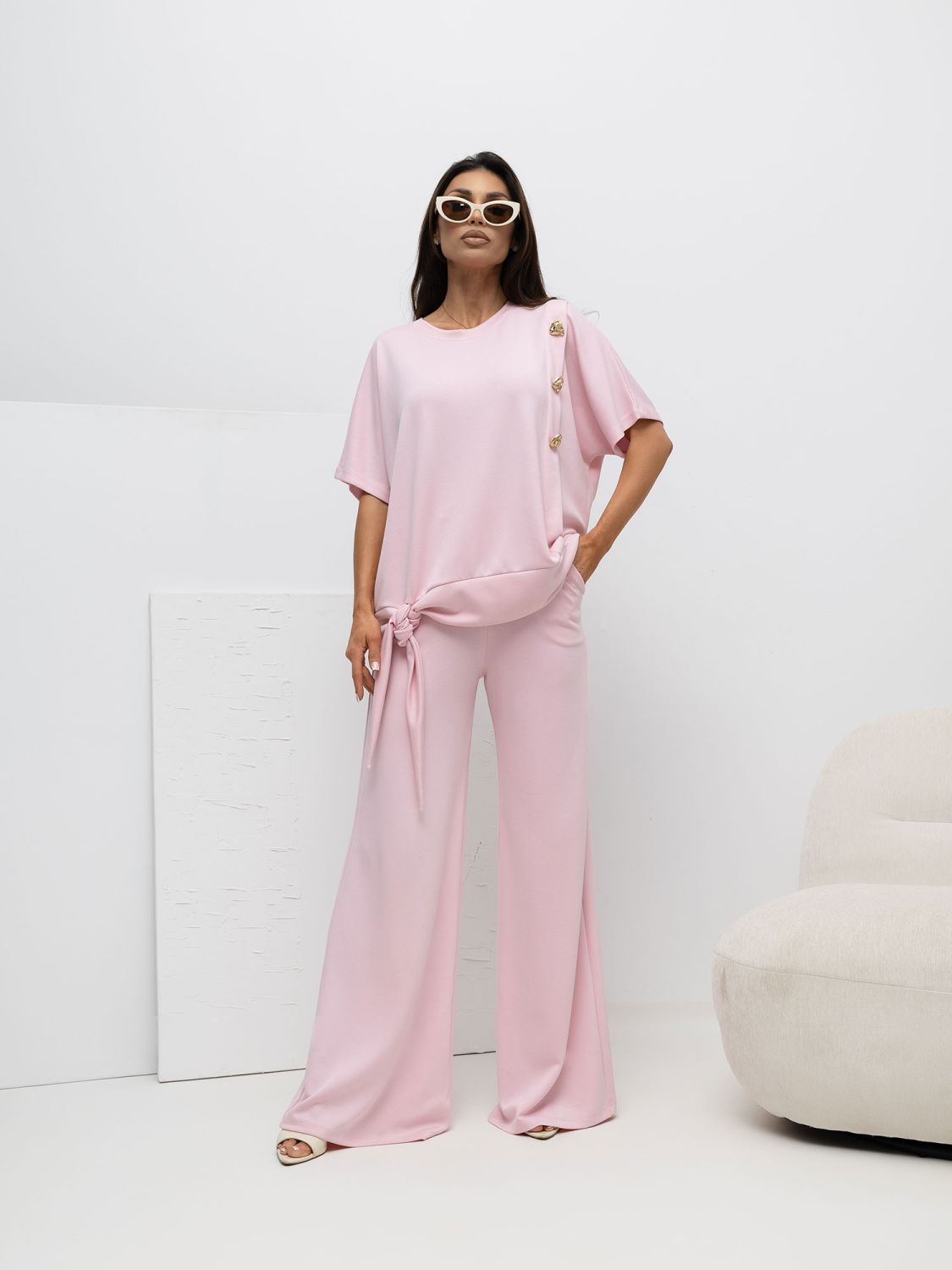 Světle růžová souprava halenky a kalhot