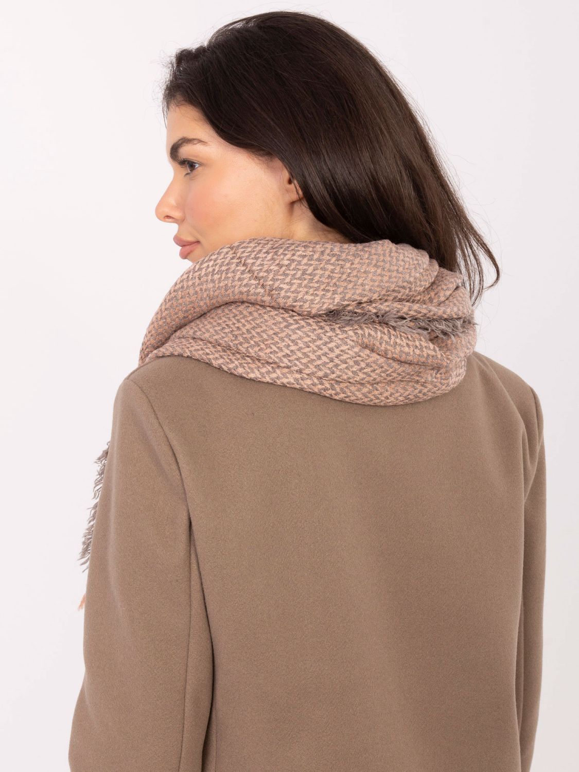 Růžová šála s jemným vzorem a třásněmi